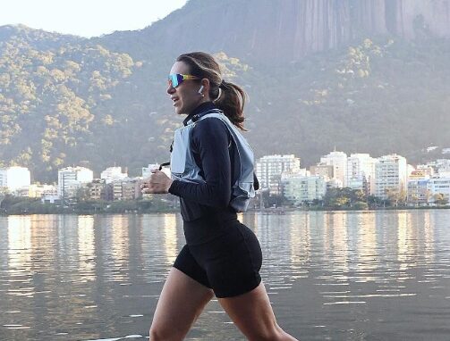 Camilla Brunetta, corredora e DJ, comanda o som durante a Corrida Time Brasil 2026