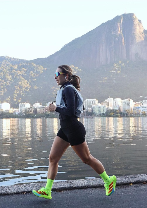 Camilla Brunetta, corredora e DJ, comanda o som durante a Corrida Time Brasil 2026