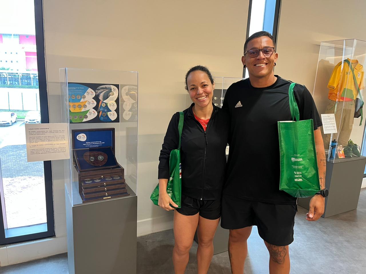 Exposição dos 10 anos da Rio 2016 desperta memória do público na entrega de kits