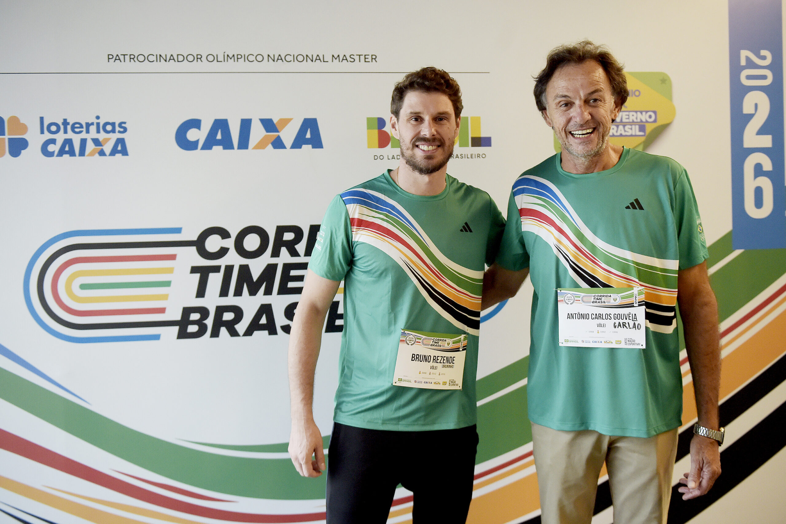 Carlão e Bruninho, capitães de ouro da seleção brasileira de vôlei, se reencontram na entrega dos kits da Corrida Time Brasil